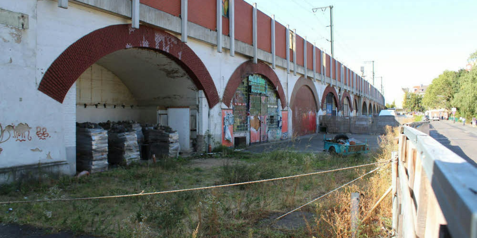 Die Bahnbögen entlang der Bartholomäus-Schink-Straße sollen vermietet sein, rotten aber seit Jahren vor sich hin.