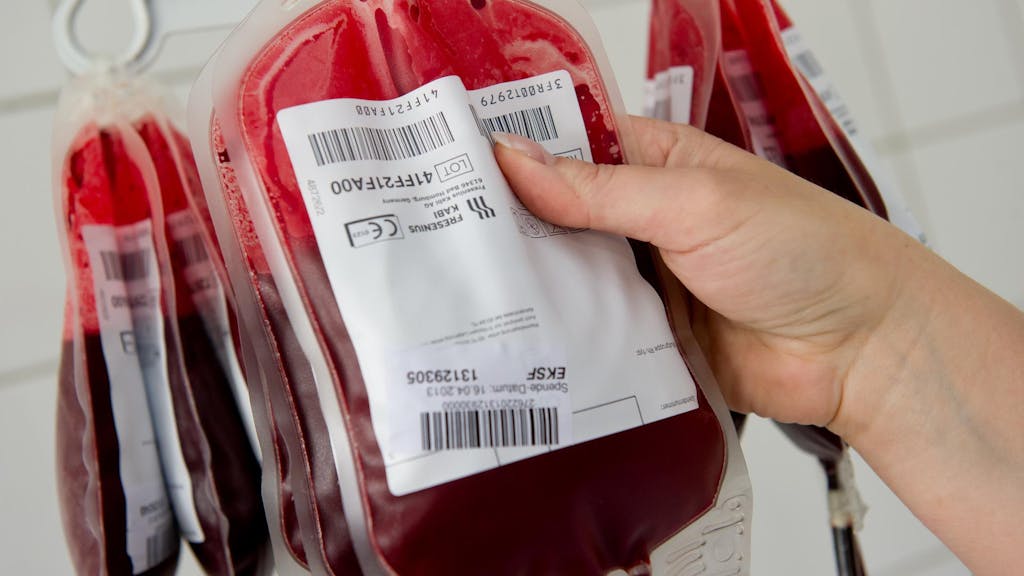Blutkonserven hängen in einem Krankenhaus. In NRW wird wegen Pandemie und Flutkatastrophe das Blut knapp.