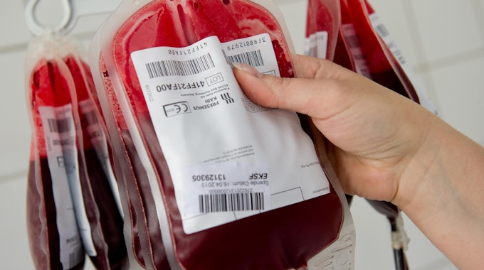Blutkonserven hängen in einem Krankenhaus. In NRW wird wegen Pandemie und Flutkatastrophe das Blut knapp.