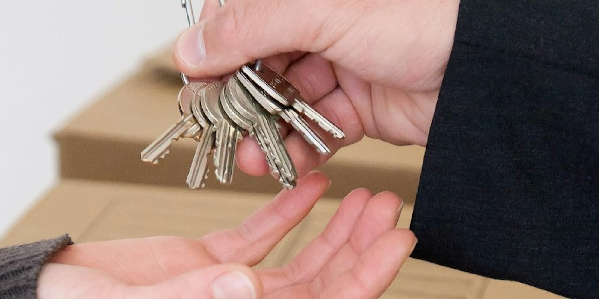 Bevor der Schlüssel für die neue Wohnung übernommen wird, sollten Mieter sich ihre neue Bleibe genau ansehen. Wer Mängel in einem Protokoll festhält, kann Streit beim Auszug vermeiden.