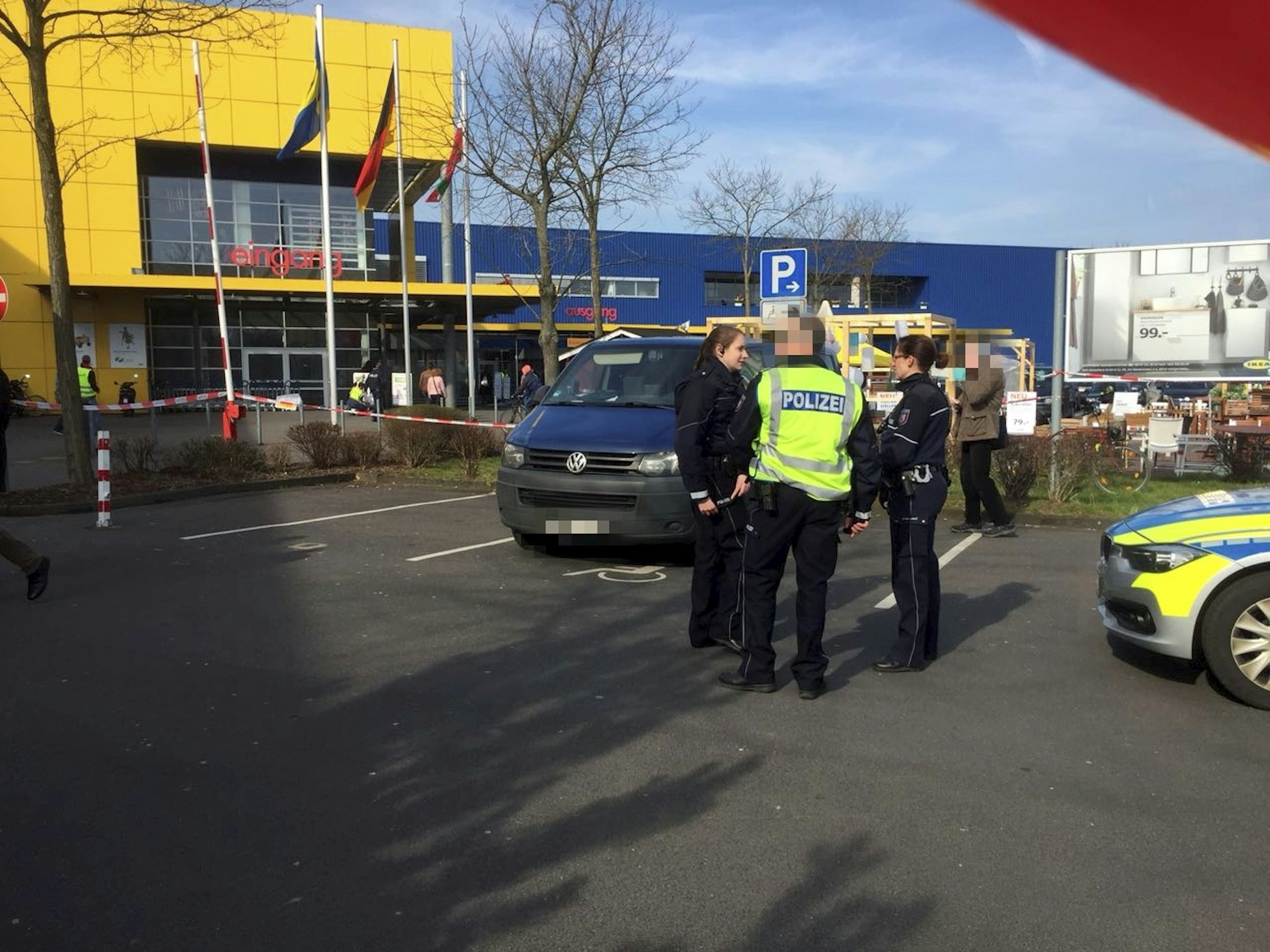 Ikea Godorf-Absperrung und Polizisten (1)