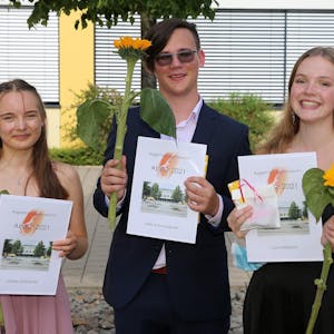 Ihr Abi mit der Note 1,0 schafften am Aggertalgymnasium in Engelskirchen (v.l.) Maike Schneider, Felix Schwickerath und Lara Helwich.