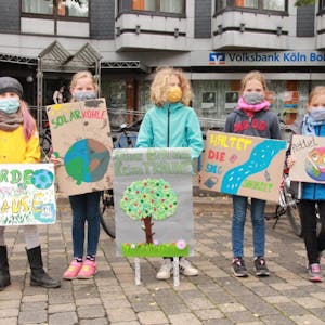 Bei der Kundgebung „Fridays for Future“ des Eitorfer Klimatreffs hatten die Kinder auf dem Marktplatz ihre Plakate gezeigt. Jetzt werden sie im Rathaus ausgestellt und sind im Internet zu sehen.