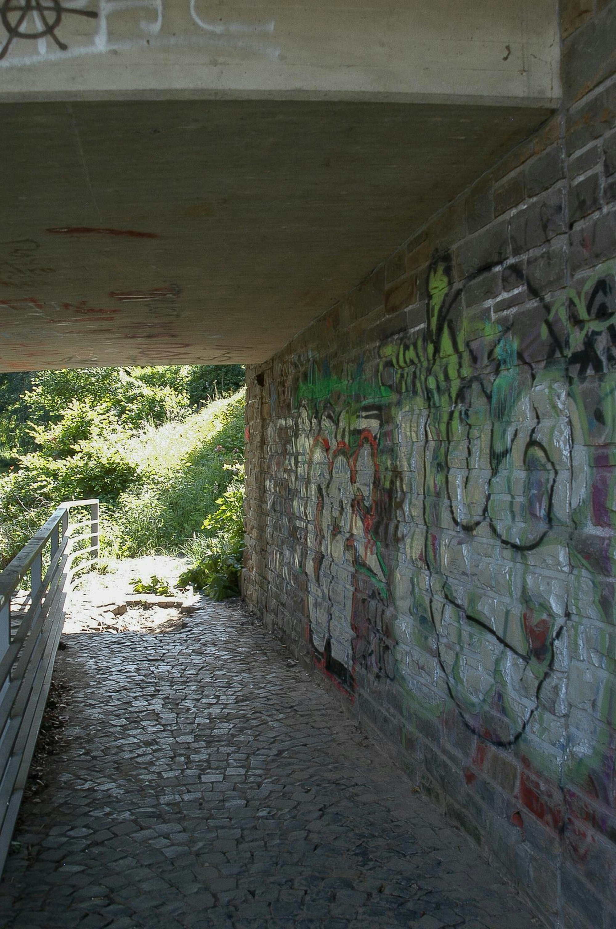 Graffiti erlaubt: Die Brücke an der Nöthener Straße soll offiziell künstlerisch gestaltet werden, damit die Schmierereien aufhören.