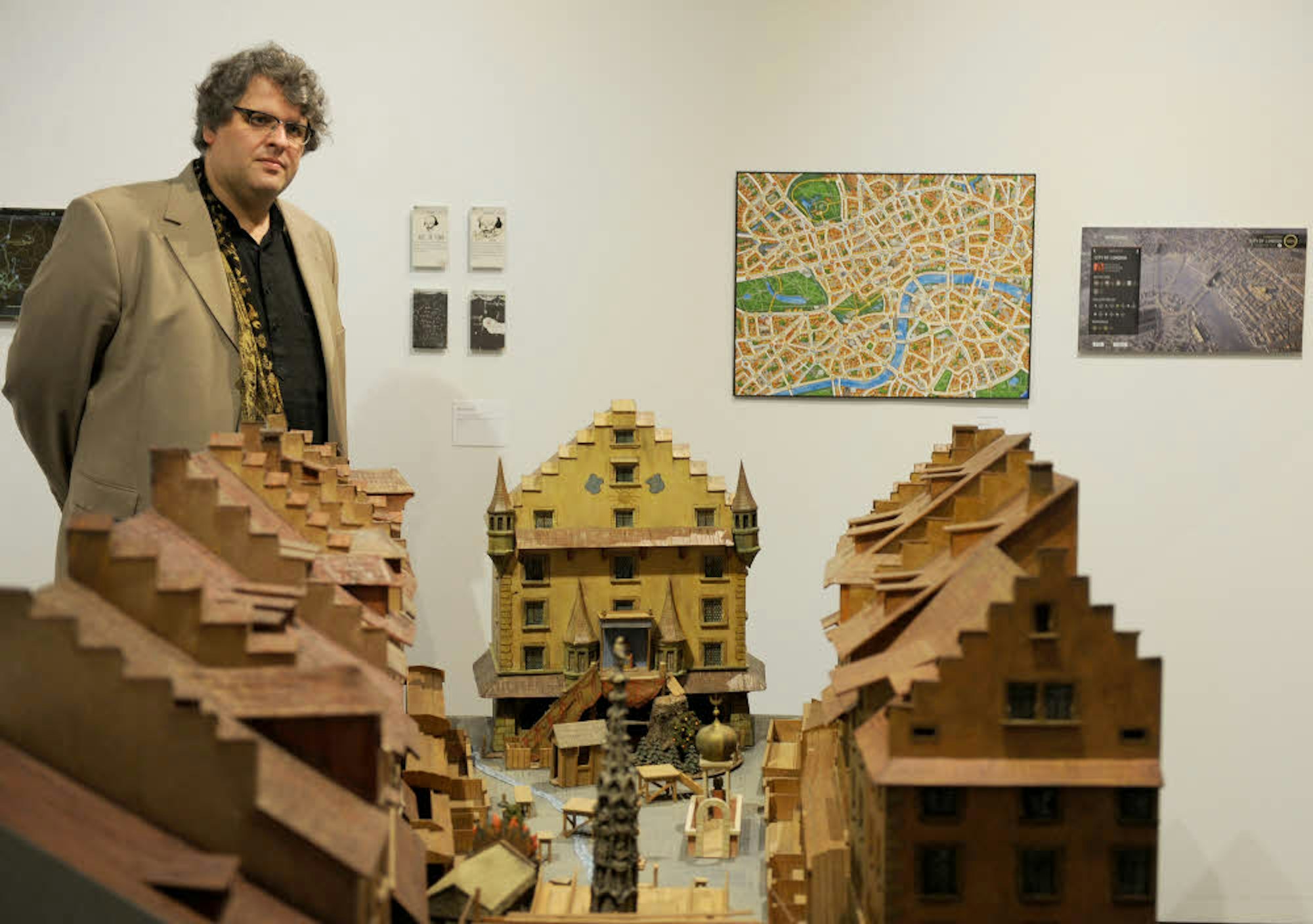 Peter Marx in der Ausstellung „Im Spielrausch“, die zurzeit im Museum für Angewandte Kunst Köln zu sehen ist.