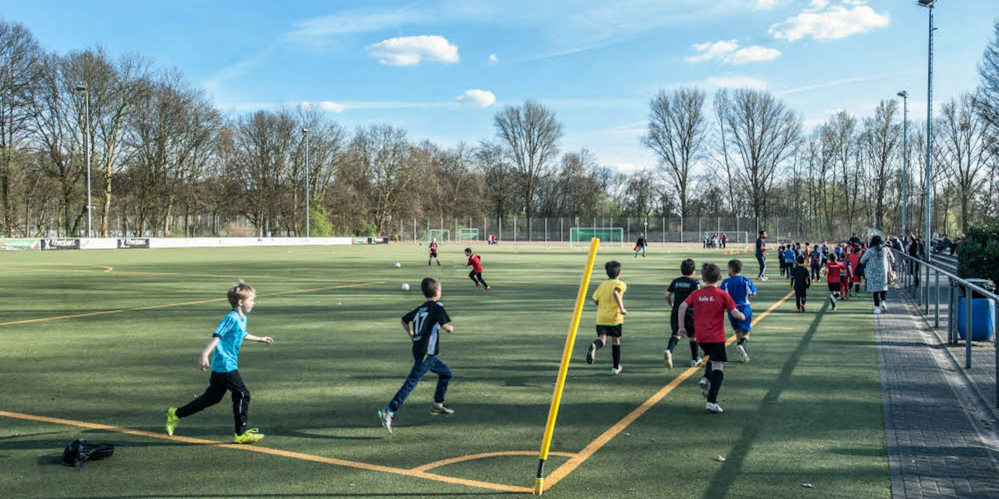 Die Junioren des neu gegründeten SC Leverkusen und die American Footballer trainieren nun an der Tannenbergstraße.
