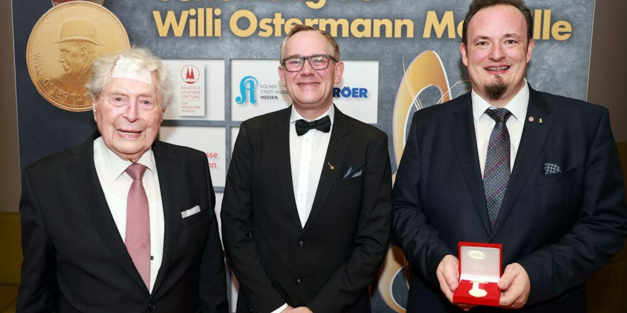 Der stolze Preisträger JP Weber (Mitte) mit seinem Vorbild Ludwig Sebus (l.) und Kuratoriums-Vorsitzender Hendrik Biergans.