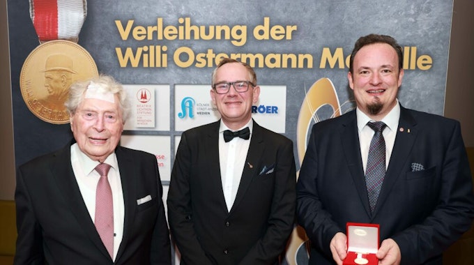 Der stolze Preisträger JP Weber (Mitte) mit seinem Vorbild Ludwig Sebus (l.) und Kuratoriums-Vorsitzender Hendrik Biergans.