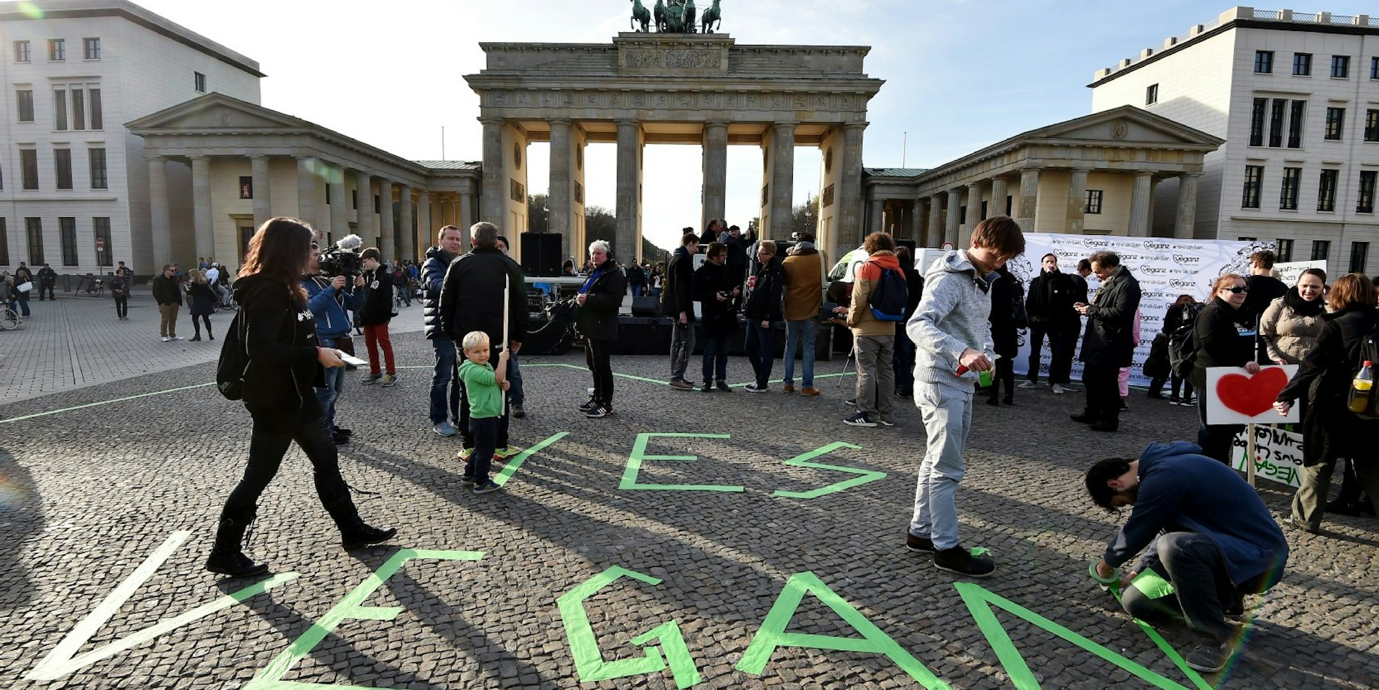 Berlin ist für Veganer attraktiv, aber überraschenderweise nicht auf Platz eins des Rankings. Im Bild: Demonstranten am Weltvegantag in Berlin: „Yes, ve gan!“