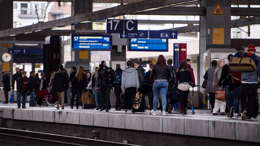 Menschen stehen auf dem Bahnsteig 17 des Düsseldorfer Hauptbahnhofs.