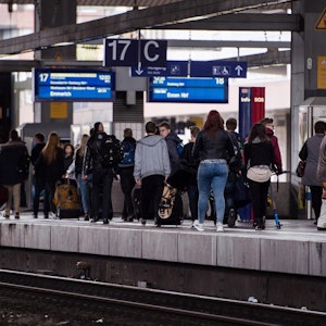 Menschen stehen auf dem Bahnsteig 17 des Düsseldorfer Hauptbahnhofs.