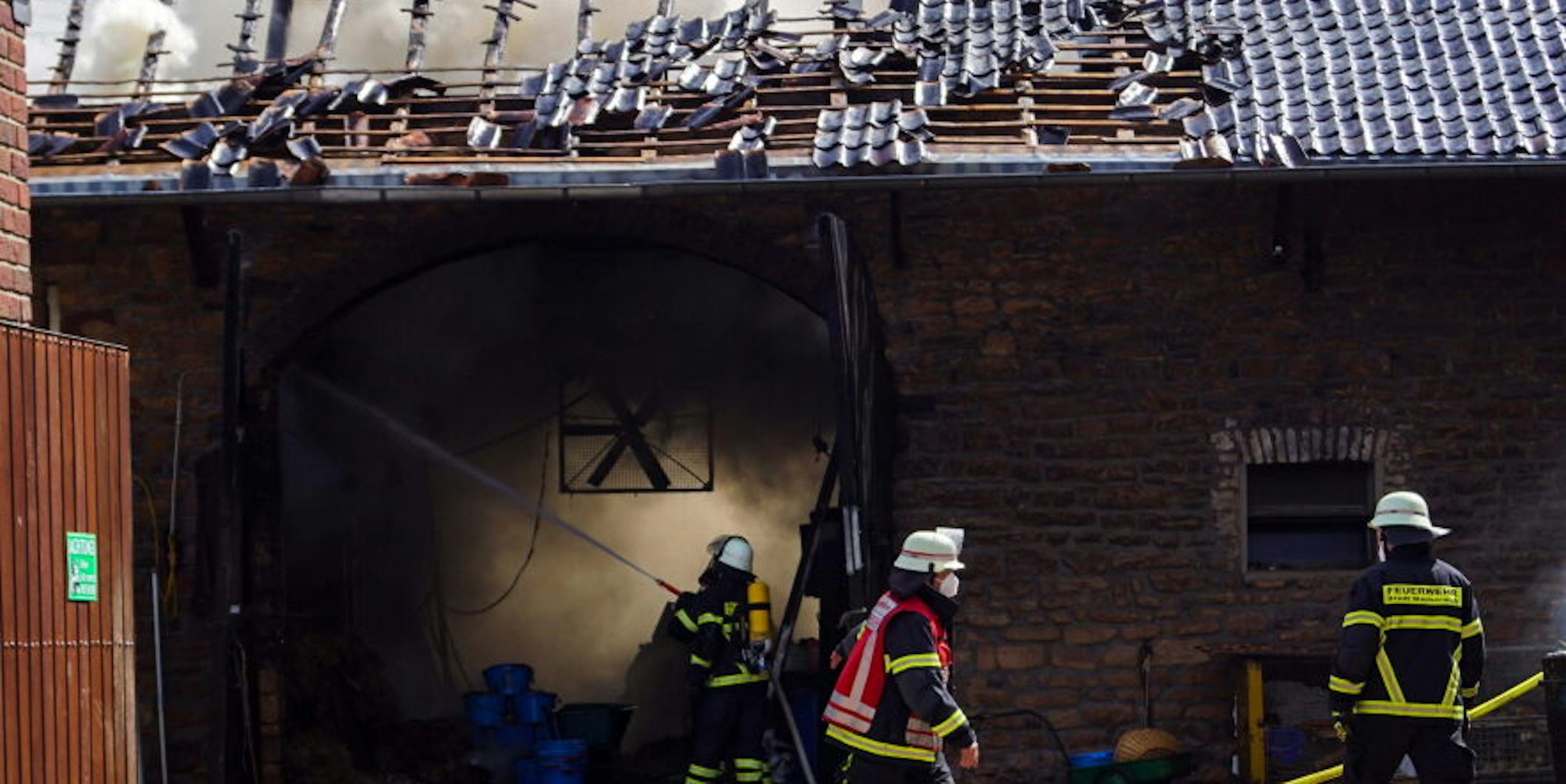 Mehr als 130 Einsatzkräfte der Feuerwehren versuchen den Brand unter Kontrollen zu bekommen.