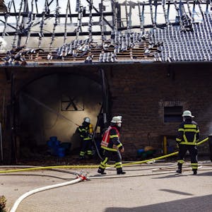 Mehr als 130 Einsatzkräfte der Feuerwehren versuchen den Brand unter Kontrollen zu bekommen.