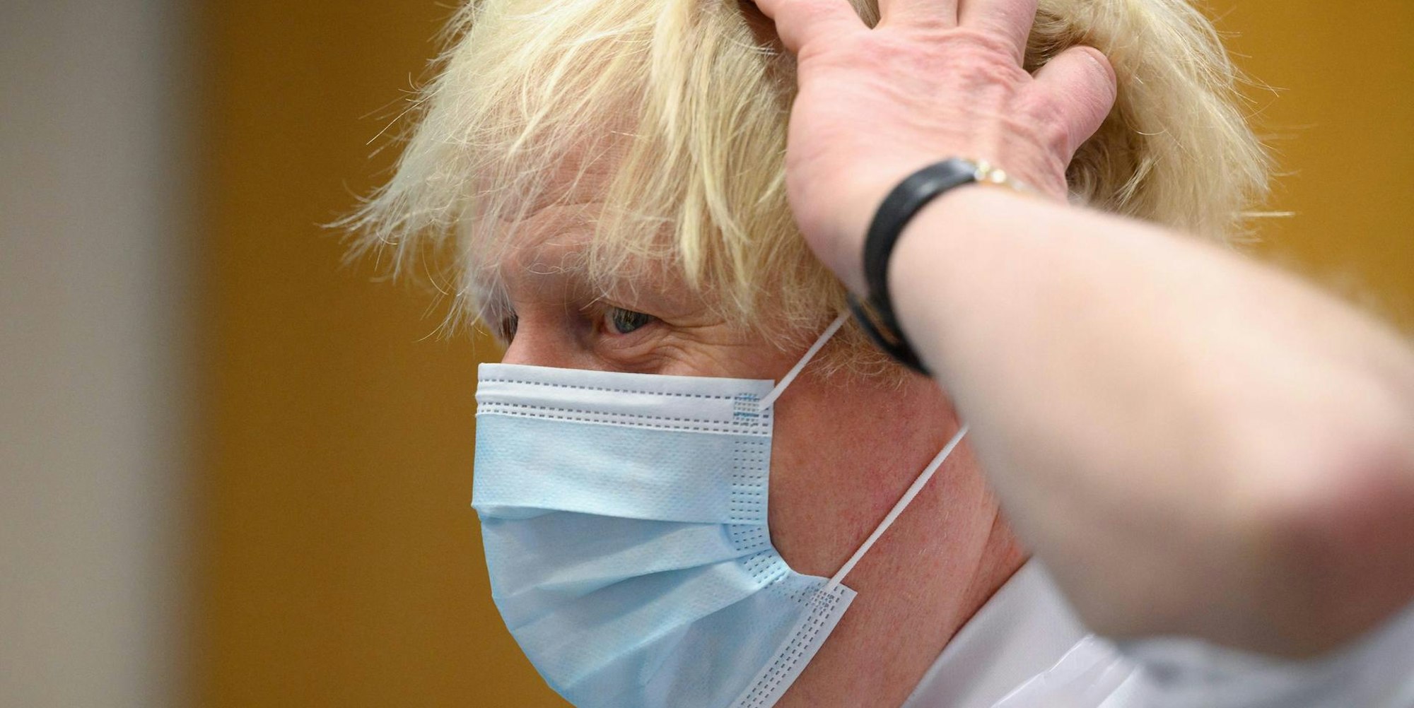 Boris Johnson mit Maske