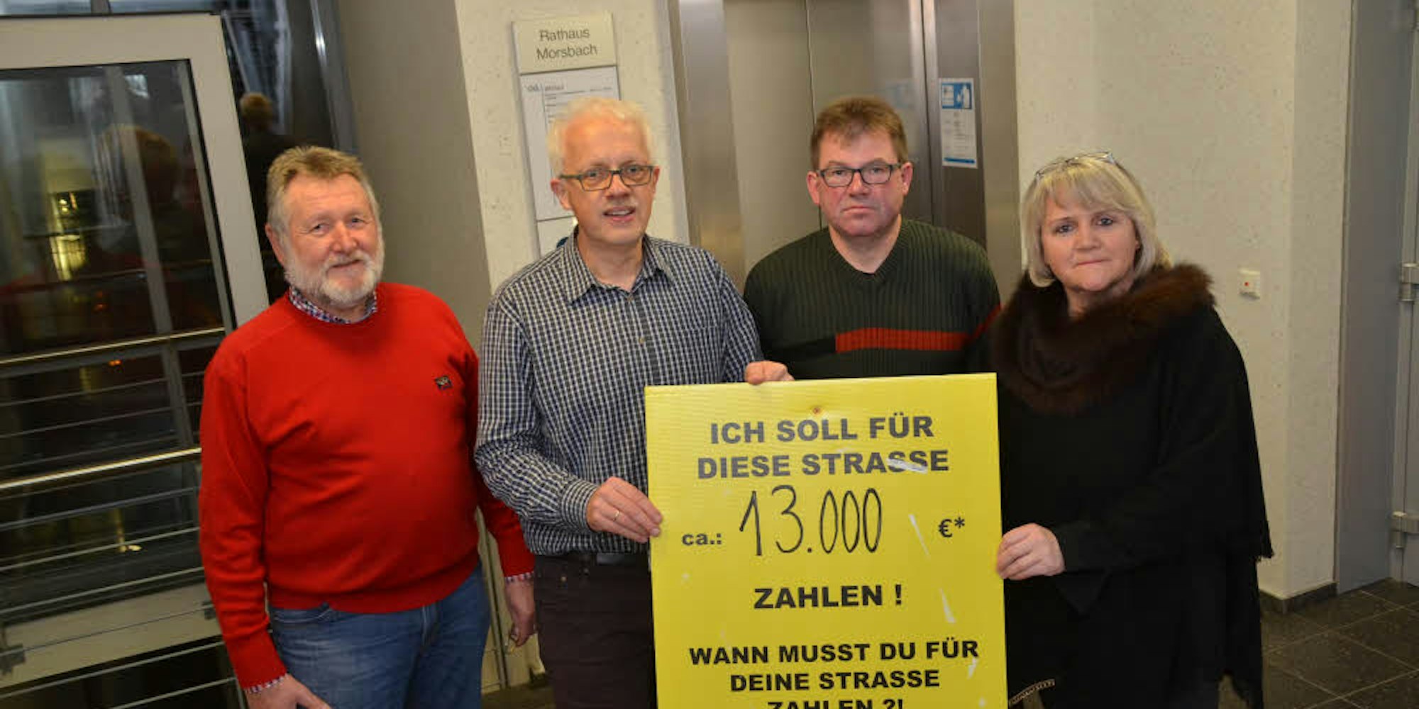 Auf dem Weg in den Morsbacher Ratssaal: Die Vertreter der Bürgerinitiative (v.l.) Heinz Gossmann, Rainer Bunse, Frank Kohlhas und Marion Fuchs mit einem ihrer Protestschilder.