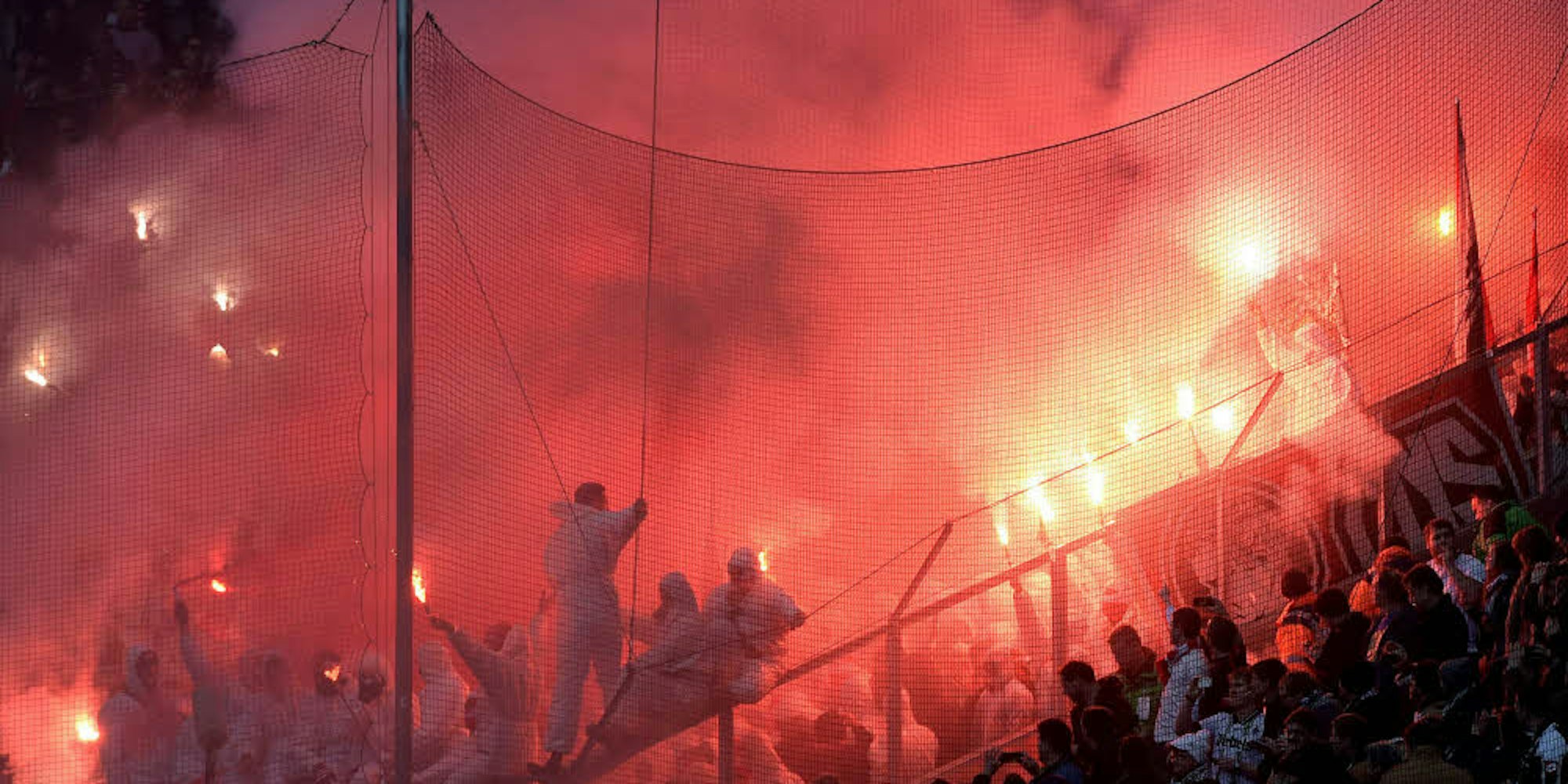 Kölner Fans zünden beim Auswärtsspiel in Mönchengladbach im Februar 2015 Pyrotechnik.