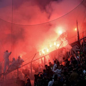 Kölner Fans zünden beim Auswärtsspiel in Mönchengladbach im Februar 2015 Pyrotechnik.