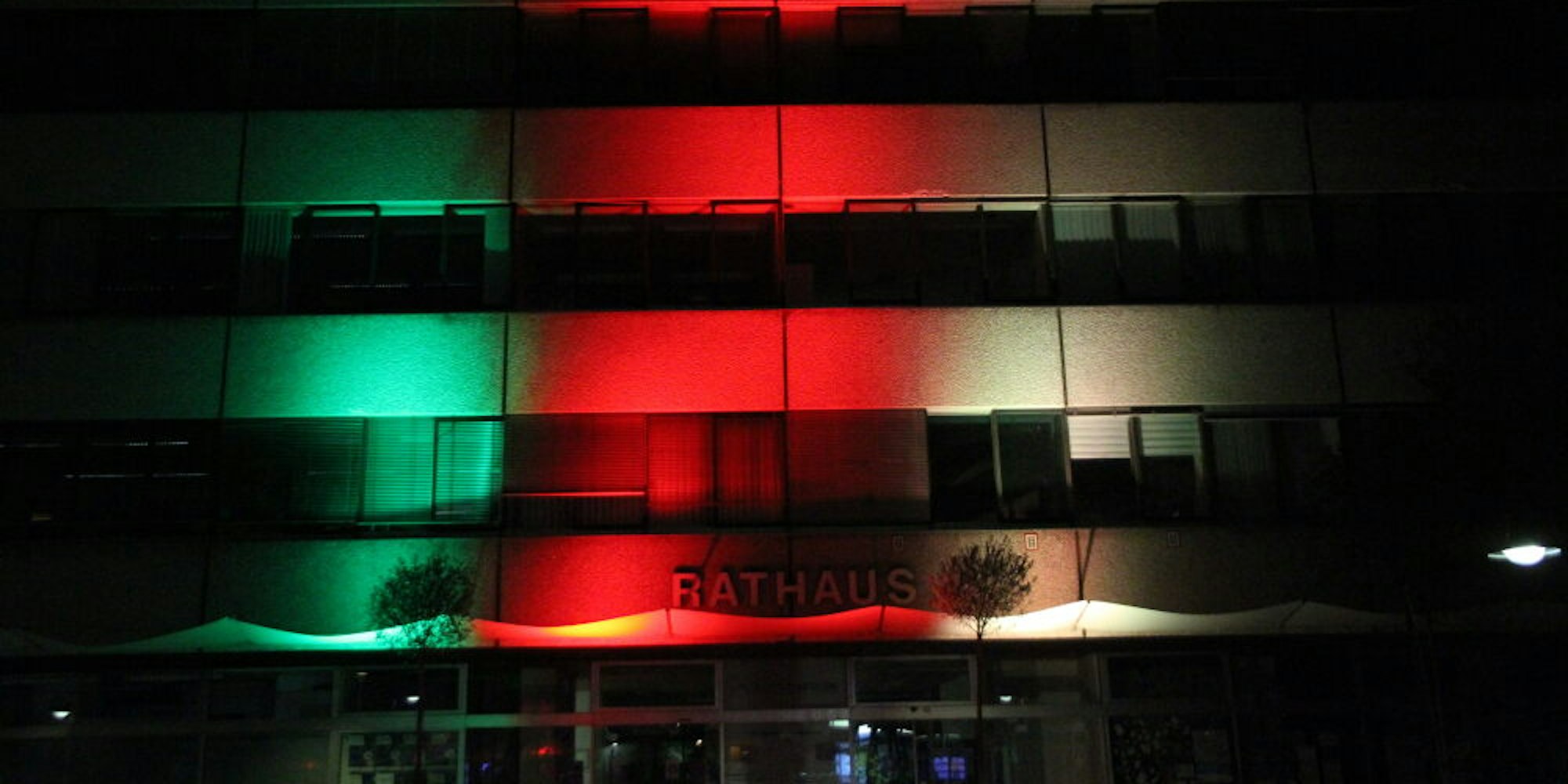 SPD, Grüne und FDP streben eine Ampel im Rat an und sorgten schon einmal für die passende Fassadenbeleuchtung.