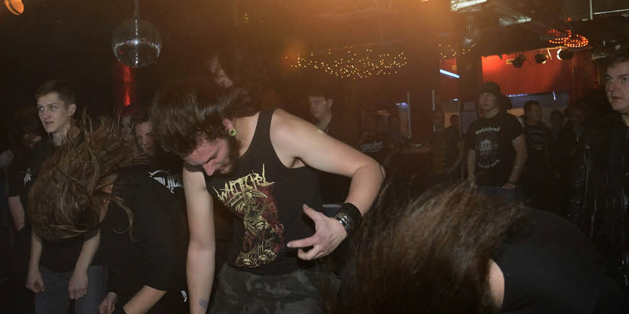 Die Fans: Zu Heavy Metal passt zünftiges Headbanging, zu deutsch Kopfschlagen – gestern wie heute.