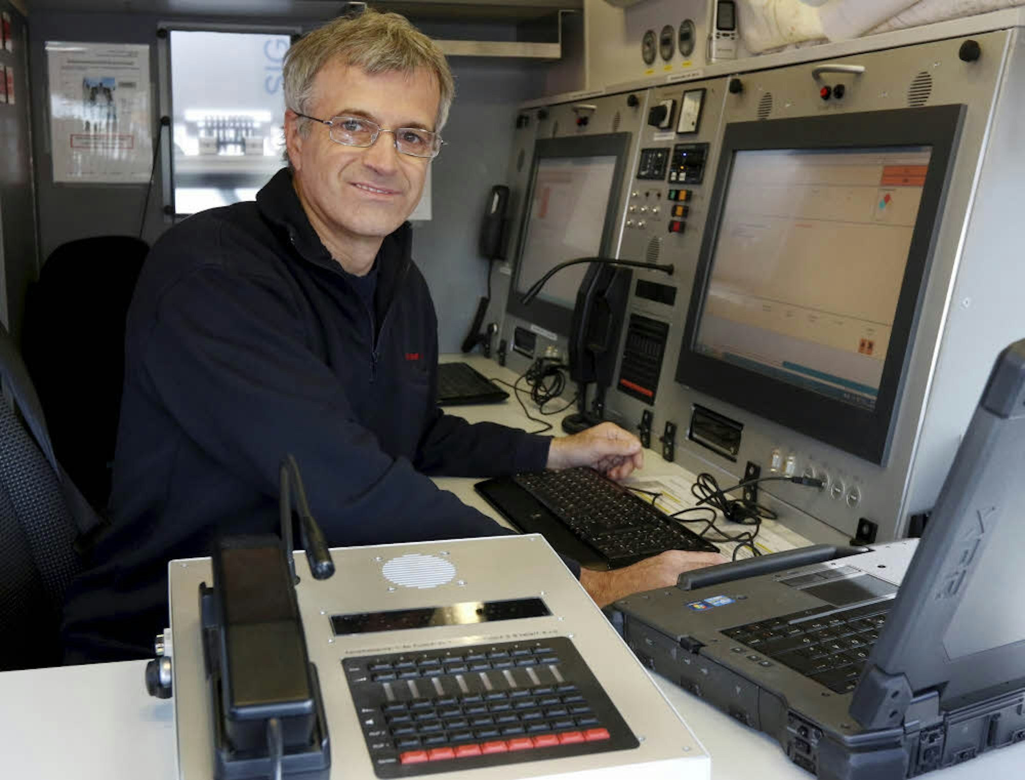 Branddirektor und Chemiker – Volker Ruster leitet die ATF von einer technisch spezialisierten mobilen Einsatzzentrale aus.
