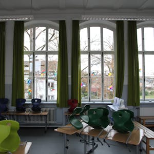 Auch in der Grundschule Wolsdorf soll eine Lüftungsanlage installiert werden. Das Gebäude von 1889 steht unter Denkmalschutz.
