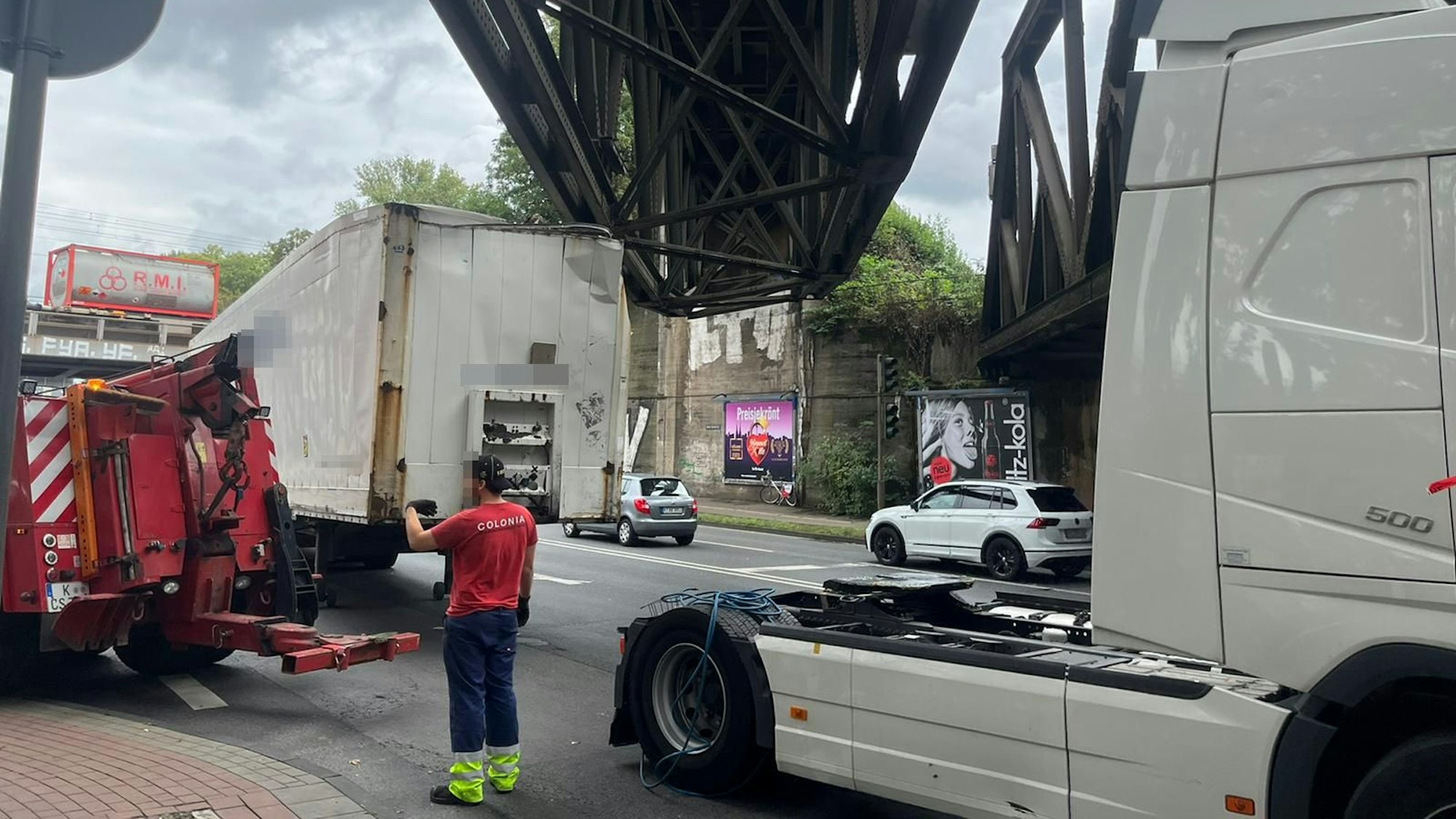Schwer beschädigter Lkw unter einer Brücke