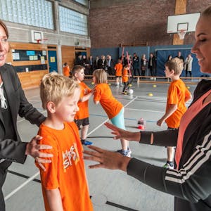 NRW-Schulministerin Yvonne Gebauer war vom Unterricht der GGS Bergisch Neukirchen begeistert.