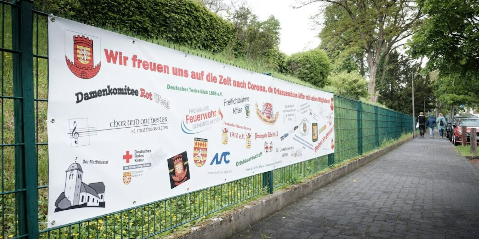 Nicht zu übersehen: Am Zaun des Schlossparks hängt das neue, vom Ortsausschuss initiierte Banner.