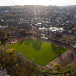Im Franz-Farnschläder-Stadion hat sich der Rasen gehoben, die zu wenigen Laufbahnen sind noch mit Asche belegt.