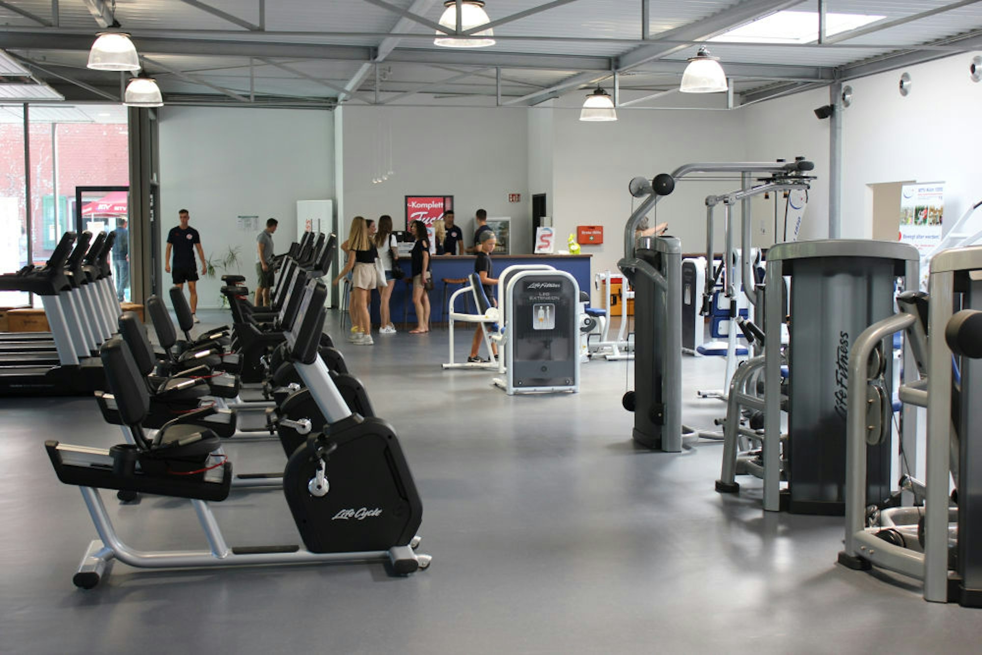 Der große Gerätesaal bietet Möglichkeiten für Fitness und Krafttraining.