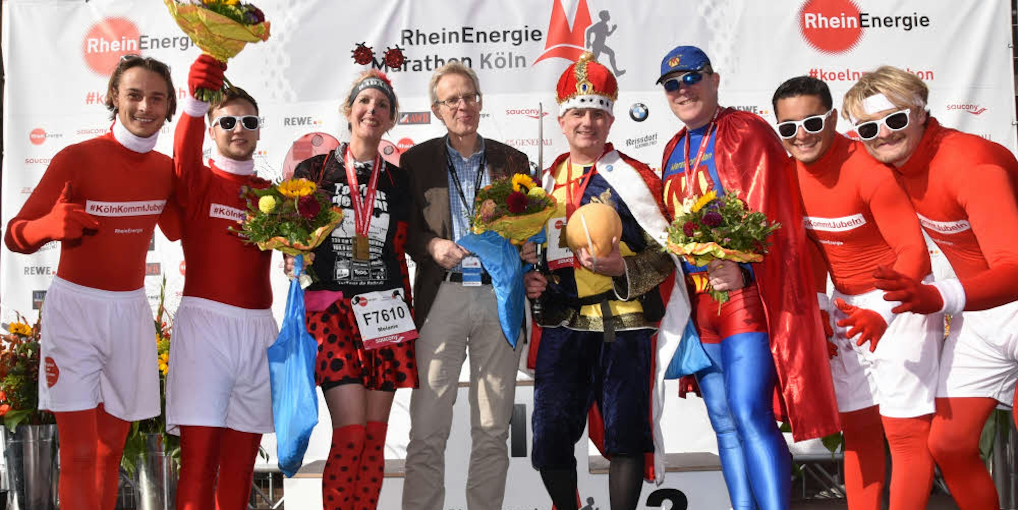 Marienkäfer, Ritter und Supermann: Rundschau-Redaktionsleiter Stefan Sommer zeichnet die Sieger des Kostümwettbewerbs beim Marathon aus.
