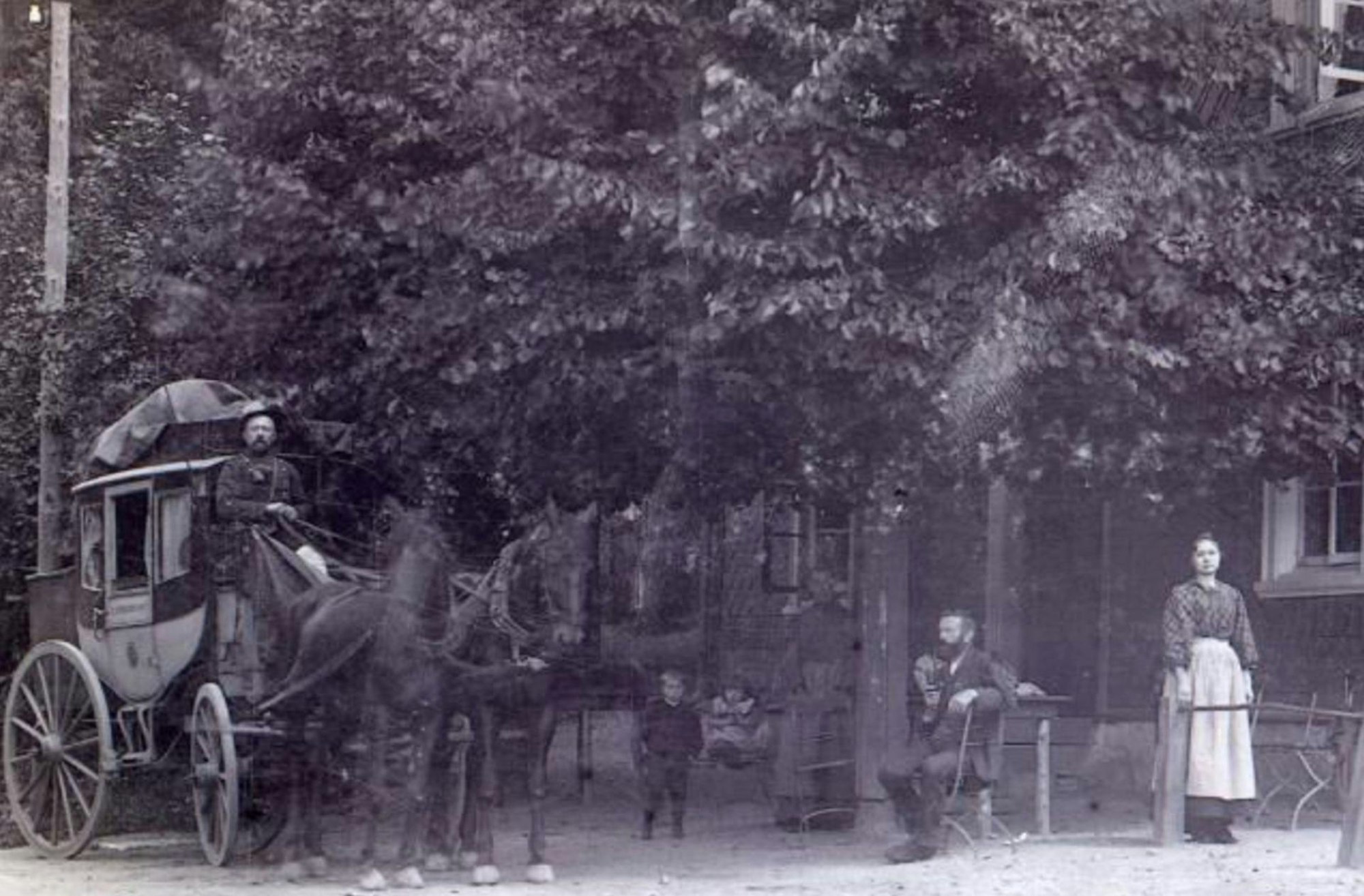 Bereits um das Jahr 1895 entstand diese Aufnahme von der Postkutsche Gummersbach-Lieberhausen in Koverstein.