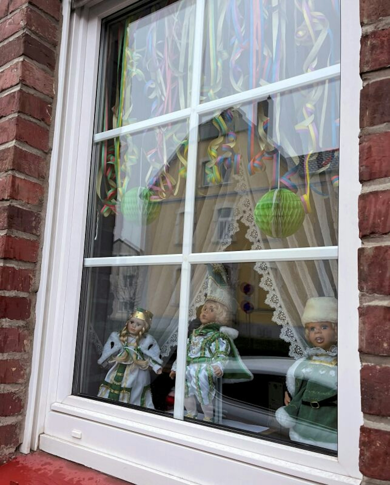 Das Fenster von Liblars KG-Präsident Josef Baratella ist eines von vielen im Ort, die an Karneval erinnern.