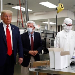 Trump Fabrik Wattestäbchen