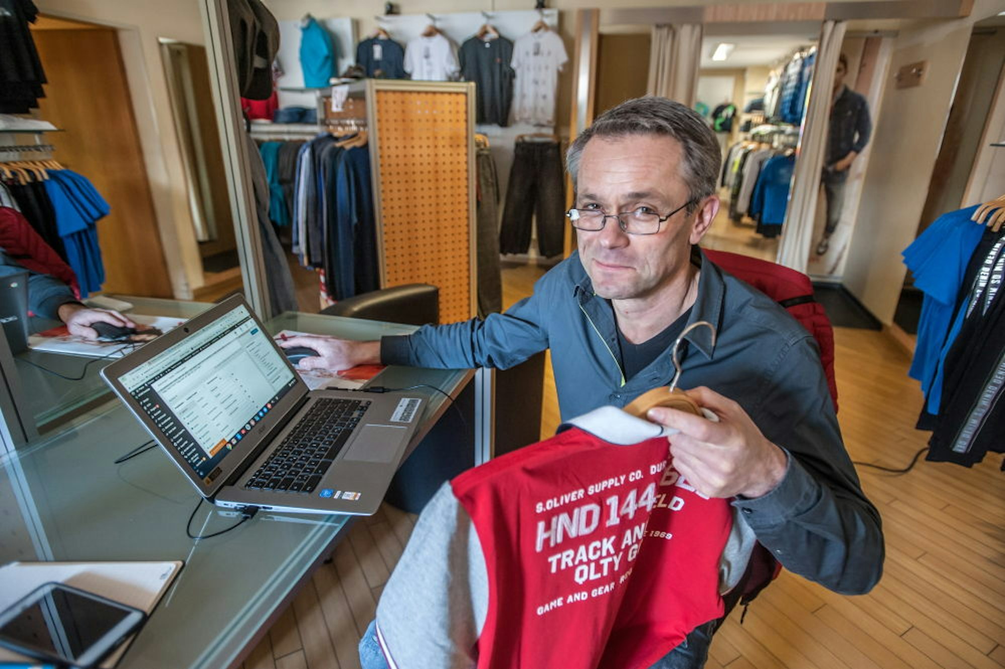 Andreas Caspari stellt die Mode aus seinem Geschft „Peppys“ im Internet um Verkauf.