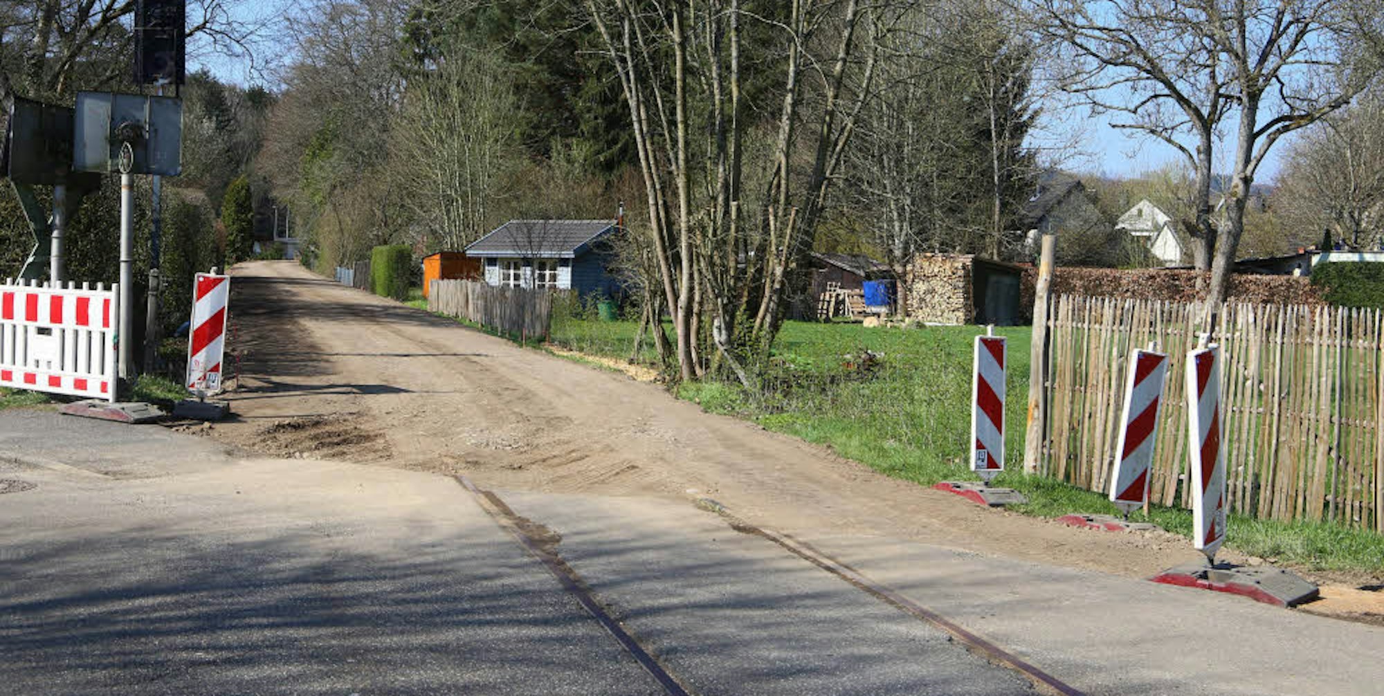 Über die Strecke der Oleftalbahn führt die Umleitung in Richtung des Hellenthaler Ortskerns.