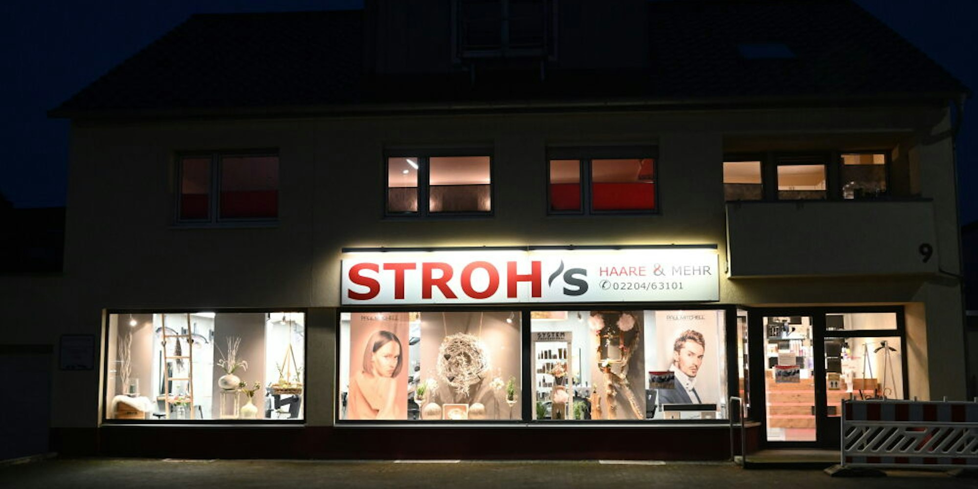 In rund 260 Friseurgeschäften im Rheinisch-Bergischen Kreis leuchten, wie hier in Refrath, seit Sonntag für 24 Stunden alle Lichter.