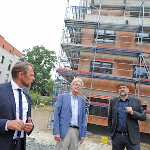 Für Andreas Kölsch (rechts) ist es der zweite Streich. Der Architekt hat auch die Nachbarhäuser gebaut. Uwe Richrath (links) und Wolfgang Mues sind recht zufrieden.