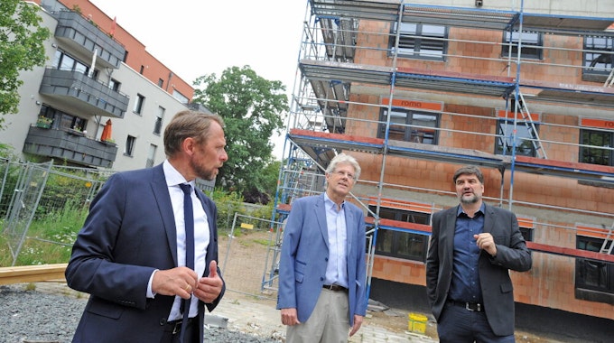 Für Andreas Kölsch (rechts) ist es der zweite Streich. Der Architekt hat auch die Nachbarhäuser gebaut. Uwe Richrath (links) und Wolfgang Mues sind recht zufrieden.