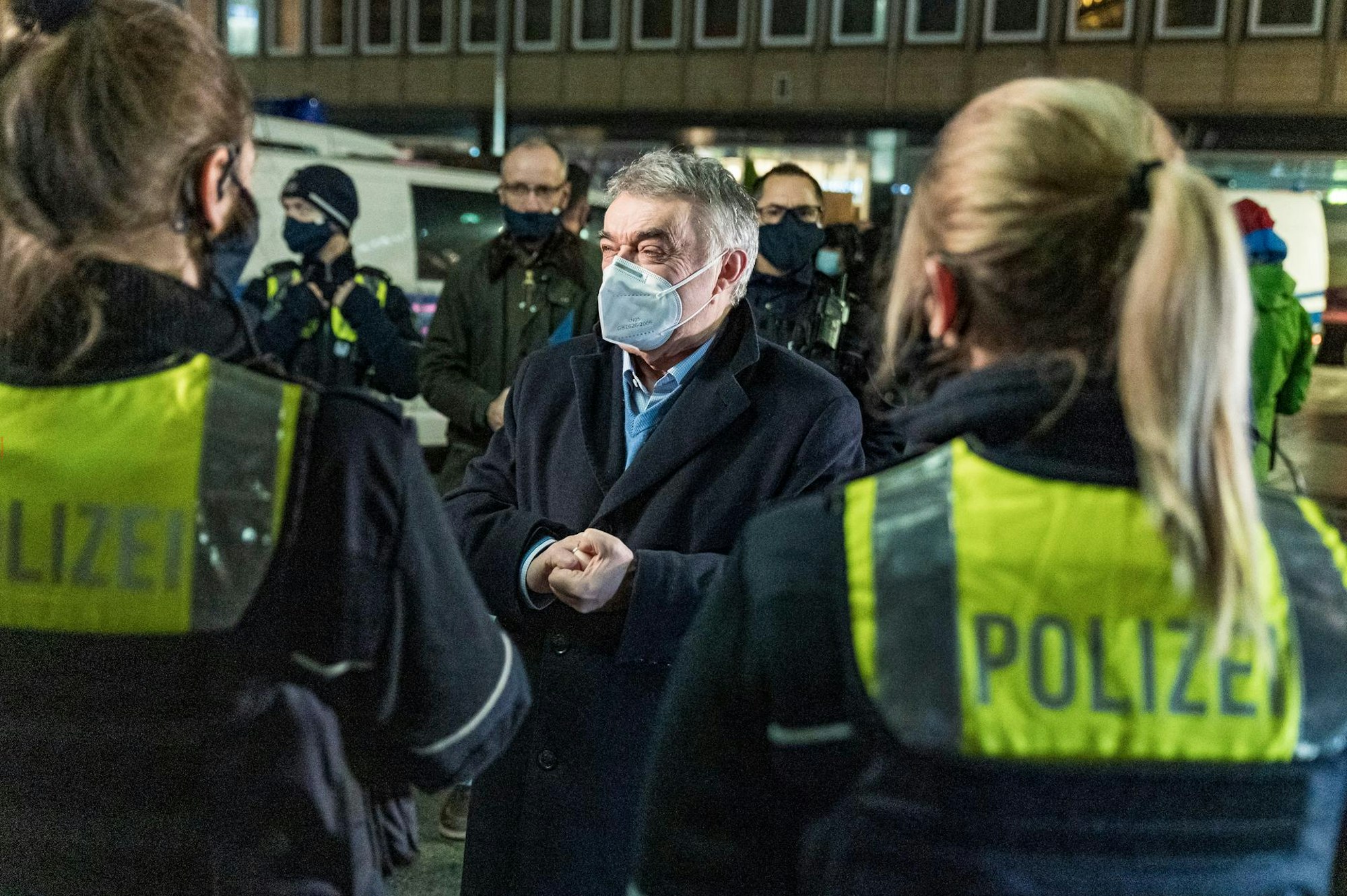 NRW-Innenminister Herbert Reul tauschte um 24 Uhr Neujahrsglückwünsche mit Polizeibeamten und Ordnungsbeamten aus.