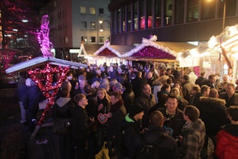 Die „Christmas Avenue“ ist ein Weihnachtsmarkt, der für die schwul-lesbische Community ausgerichtet wird.