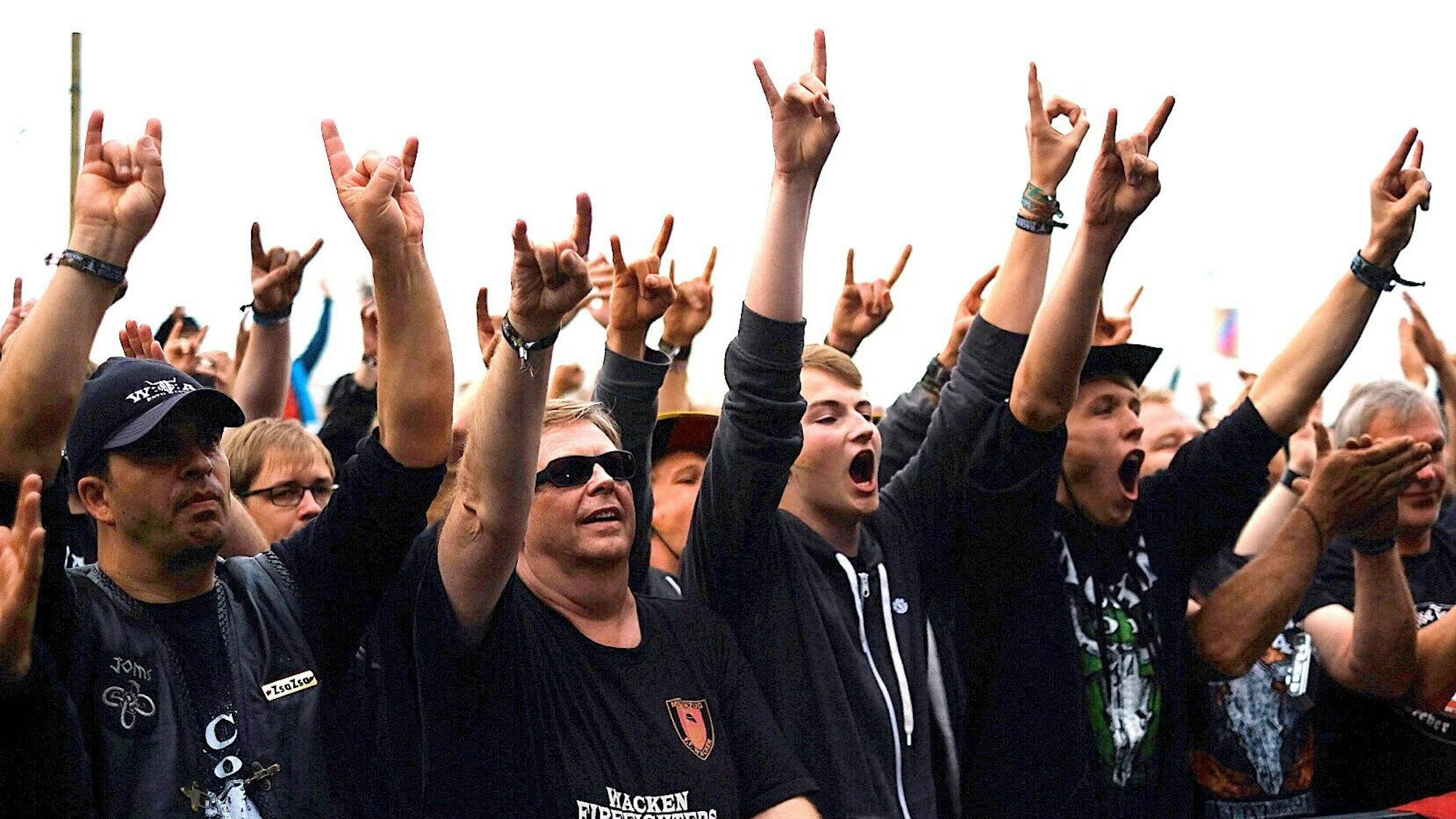 Metal-Fans strecken die Arme in die Höhe.