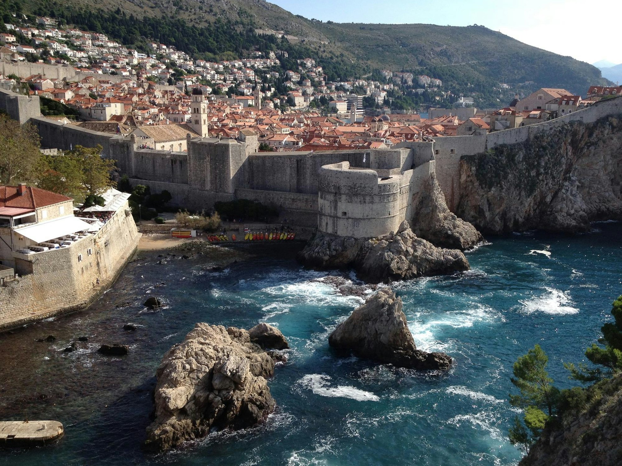 Dubrovnik: Die Küstenstadt in Kroatien kann sich vor Menshcenmassen im Sommer kaum retten. Das Foto zeigt die Altstadt mit Stadtmauer im Jahr 2021.