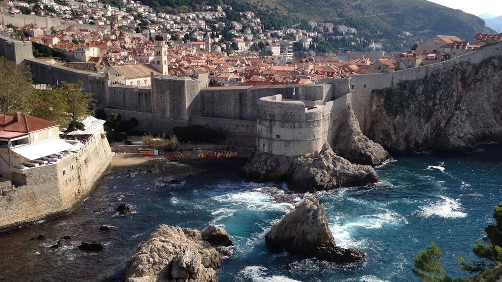 Dubrovnik: Die Küstenstadt in Kroatien kann sich vor Menshcenmassen im Sommer kaum retten. Das Foto zeigt die Altstadt mit Stadtmauer im Jahr 2021.
