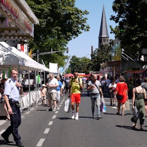 Das Fest auf der Kalker Hauptstraße war trotz der heißen Temperaturen gut besucht .