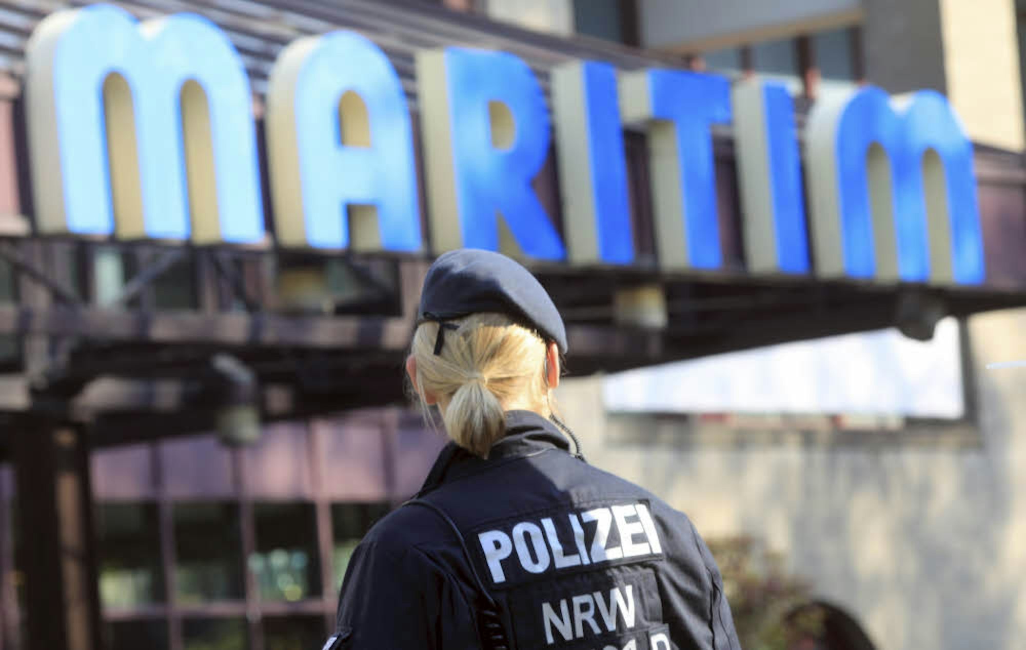 Die Polizei war am Donnerstag bereits vor dem Kölner Maritim-Hotel postiert.