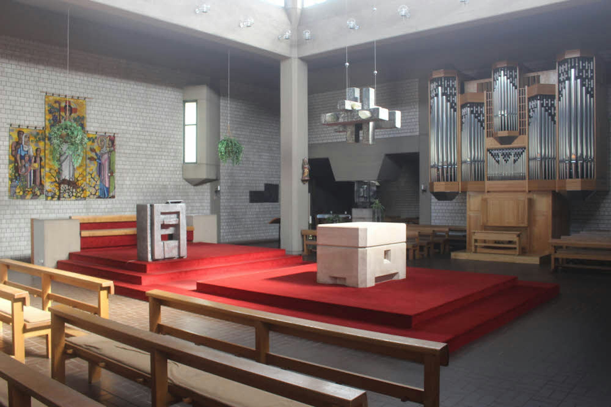 Die Kirche St. Monika mit mittigem Altar und der Orgel, die bald in Nippes stehen könnte.