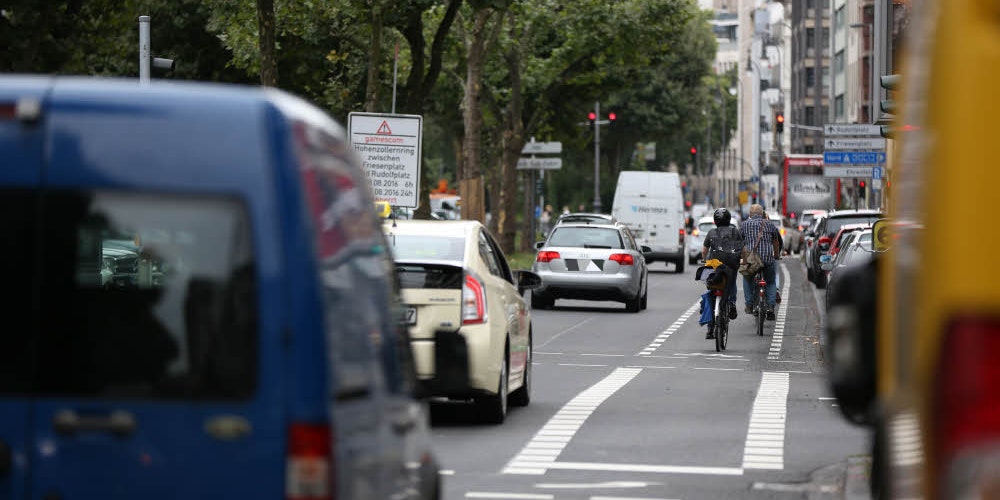 In der Spur: Fahren die Autos hintereinander, haben Radfahrer am Hansaring mehr Platz.