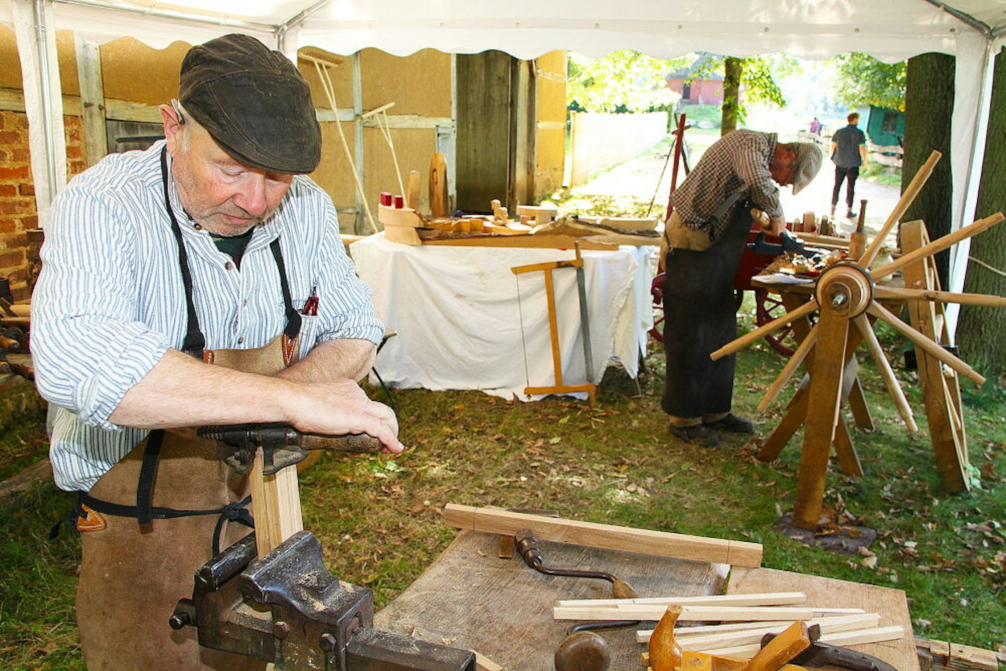 Demonstrierten das alte Handwerk des Stellmachers: Bernd Phiesel aus Kirchsahr (vorne) und Walter Keil aus Gymnich.