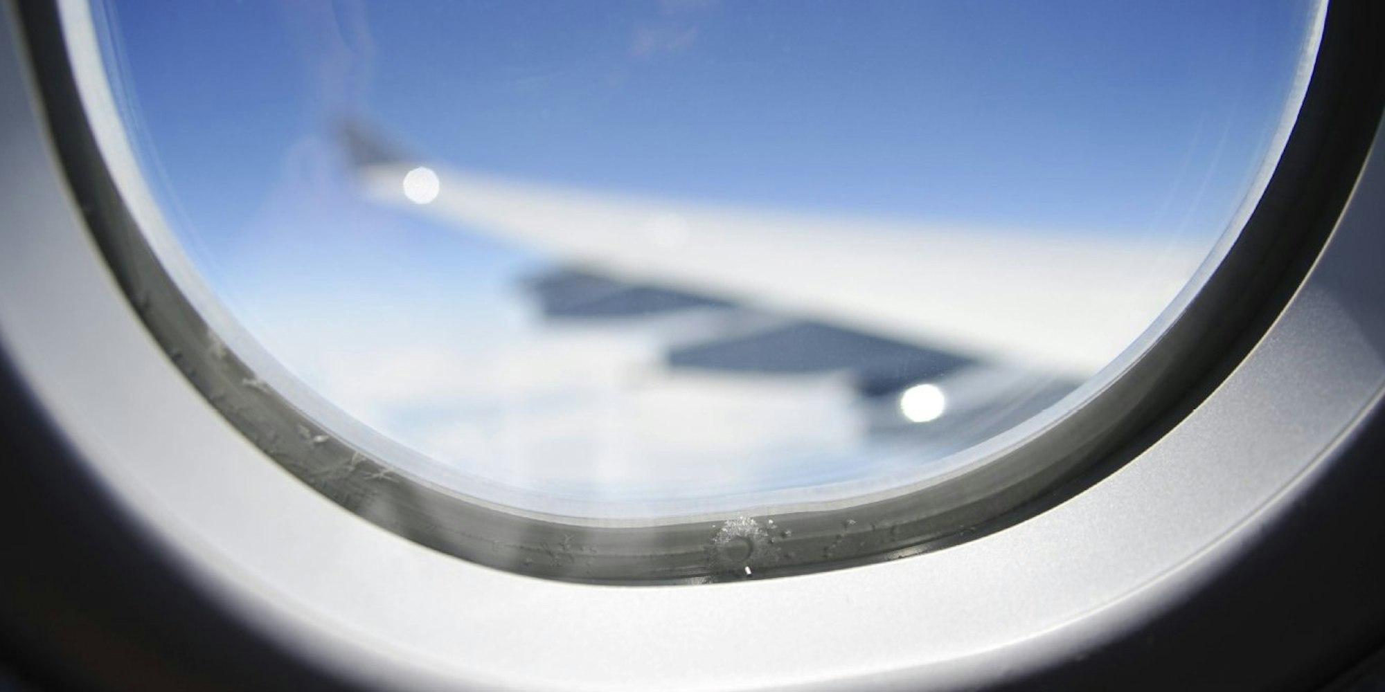 Das kleine runde Loch am unteren Rand des Flugzeugfensters erfüllt eine ganz bestimmte Funktion.